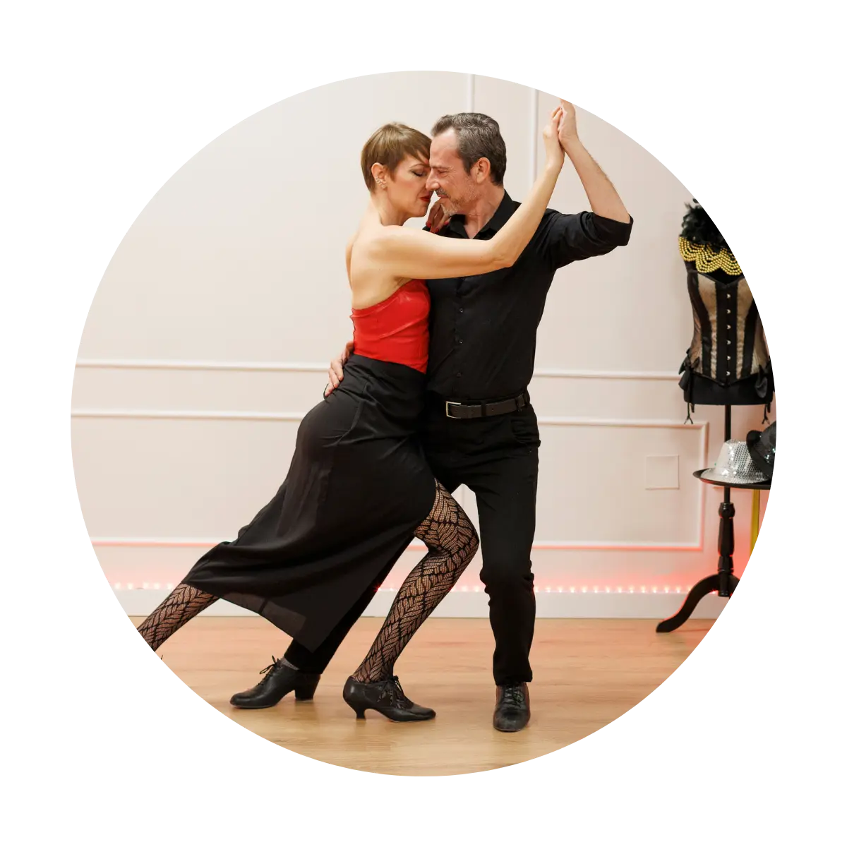 Alquiler de sala para clases de baile en Sevilla con espejos y suelo de madera