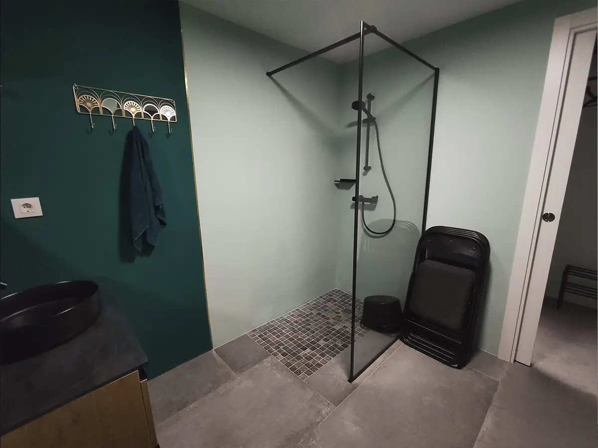 Ducha adaptada en el Camerino de la Sala Boa Negra de Sevilla